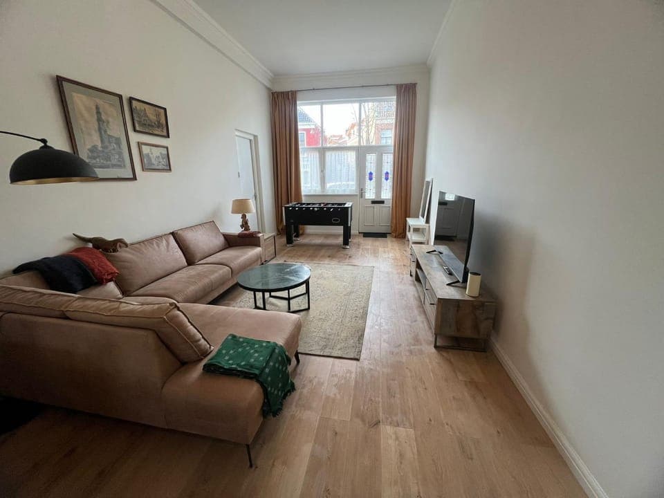 TV and multimedia, Living room, Seating area, Evening entertainment