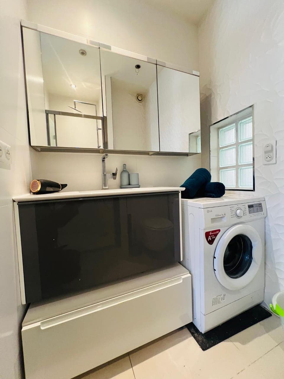 Bathroom, washing machine