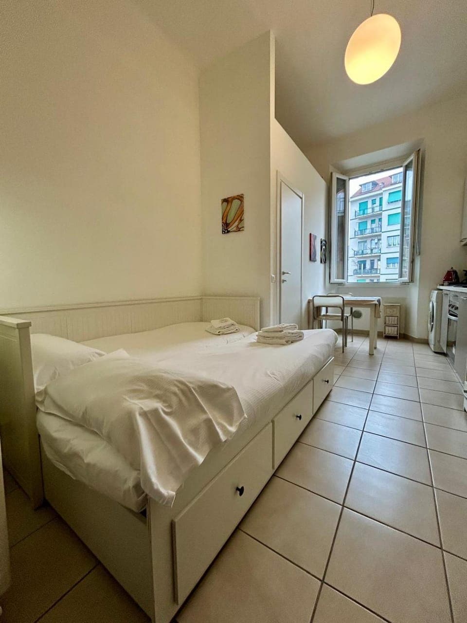 Bed, Photo of the whole room, towels