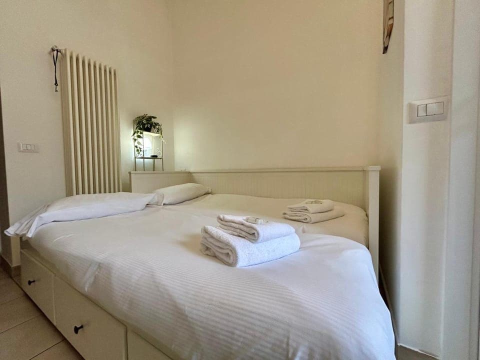 Bed, Photo of the whole room, towels