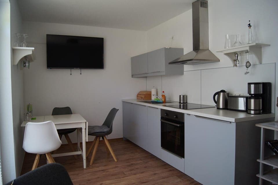 TV and multimedia, Coffee/tea facilities, Kitchen or kitchenette, Dining area, stove, toaster