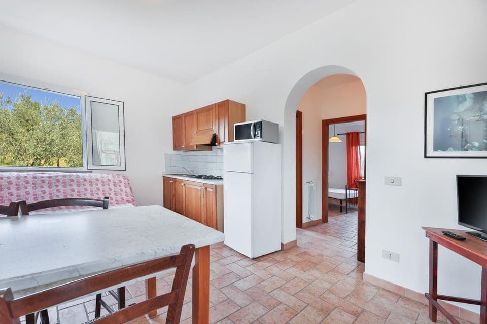 Kitchen or kitchenette, Dining area, microwave, stove