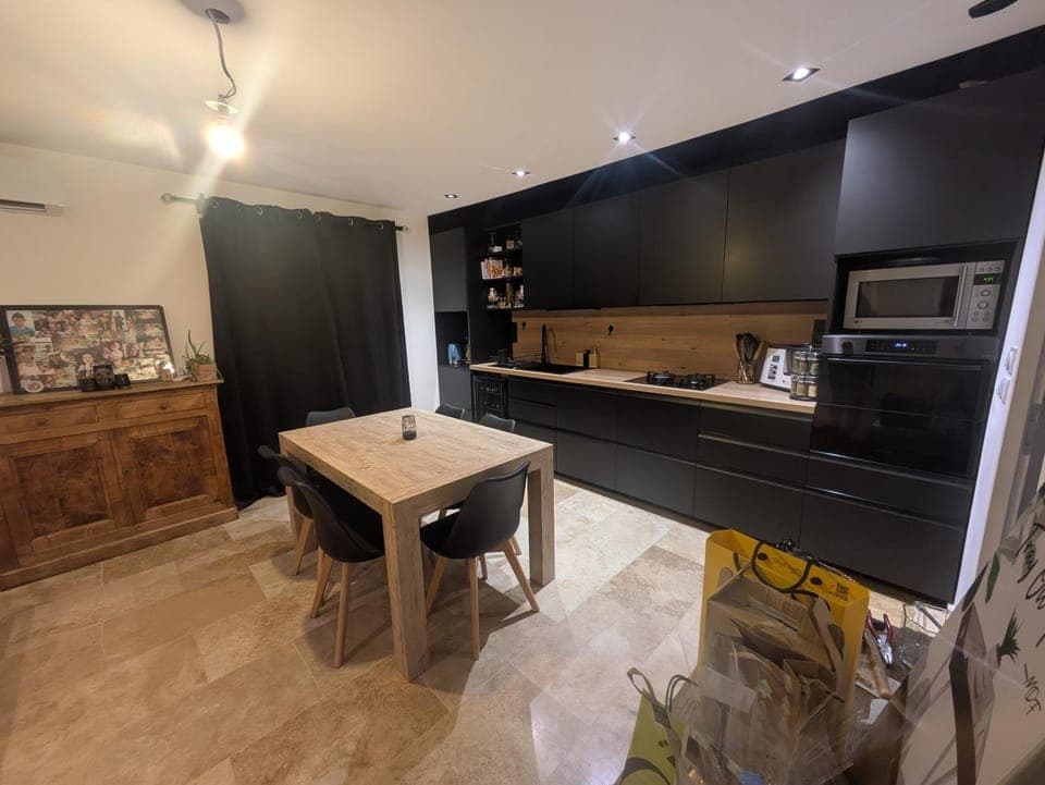 Coffee/tea facilities, Kitchen or kitchenette, Dining area, oven, stove, toaster