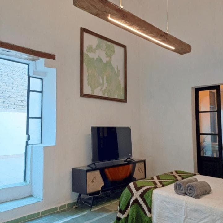 Bed, TV and multimedia, Photo of the whole room, Bedroom