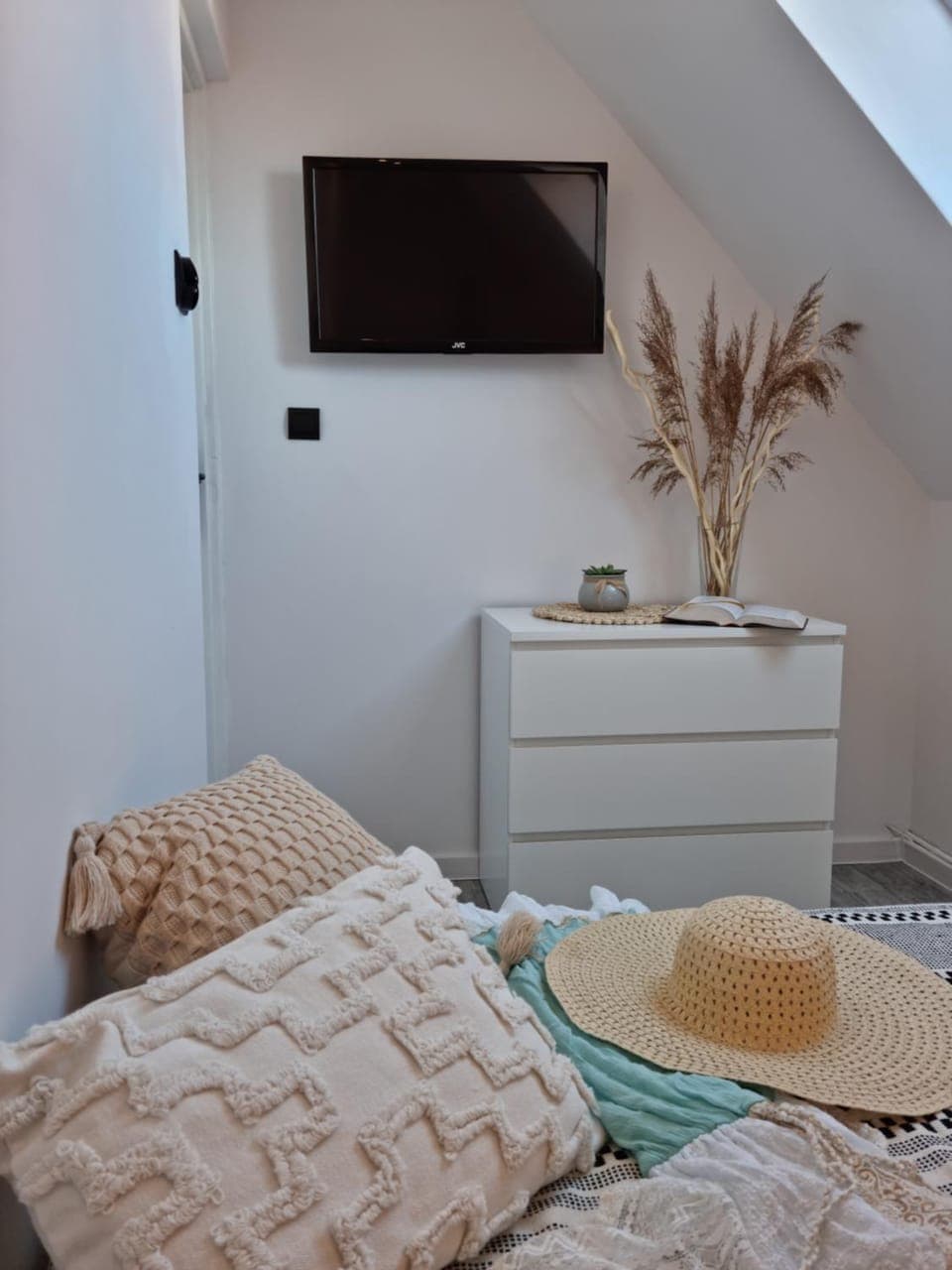 Bed, TV and multimedia, Bedroom