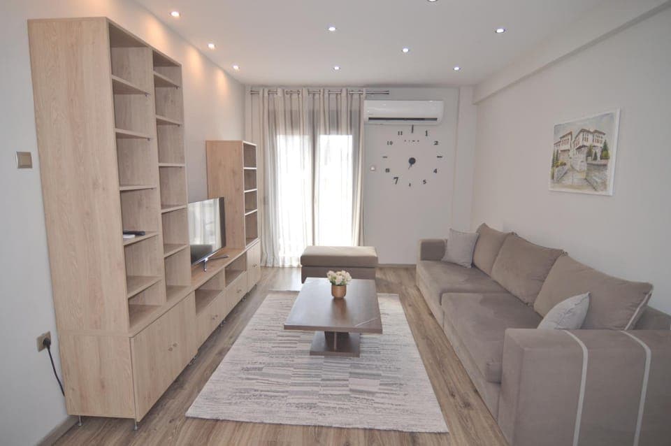 Communal lounge/ TV room, TV and multimedia, Living room, Seating area, air conditioner