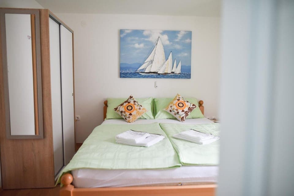 Bed, Bedroom, towels, wardrobe