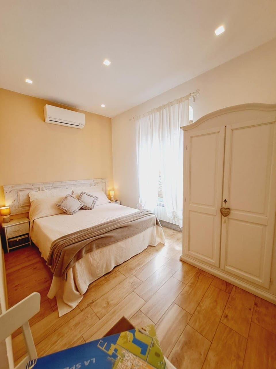 Bed, Photo of the whole room, Bedroom, wardrobe, air conditioner