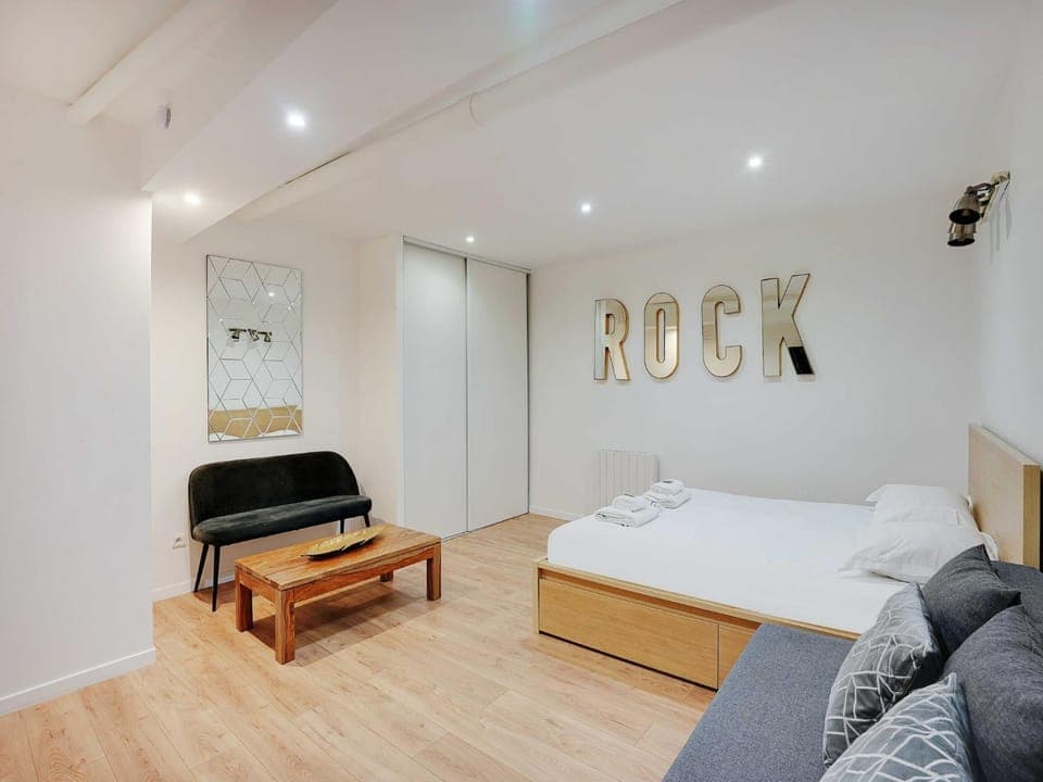 Bed, Photo of the whole room, Bedroom