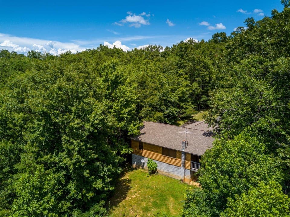 Property building, Spring, Day, Natural landscape, Bird's eye view, View (from property/room), View (from property/room), Decorative detail, Decorative detail, Pets, Pets, Mountain view, Mountain view, pet friendly, pet friendly