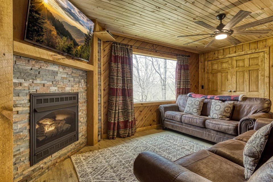 Communal lounge/ TV room, TV and multimedia, View (from property/room), View (from property/room), Living room, Decorative detail, Decorative detail, Seating area, Evening entertainment, Pets, Pets, Mountain view, Mountain view, Entertainment, fireplace, fireplace, pet friendly, pet friendly