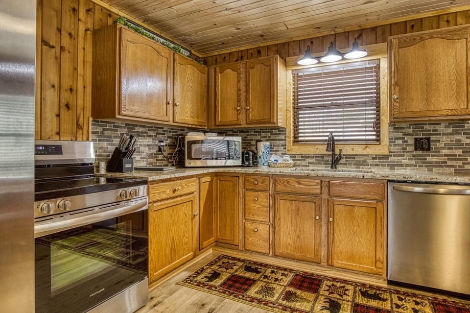 Coffee/tea facilities, Kitchen or kitchenette, Decorative detail, Decorative detail, Communal kitchen, Pets, Pets, dishwasher, microwave, oven, pet friendly, pet friendly, stove, stove, toaster, toaster, kitchen, kitchen