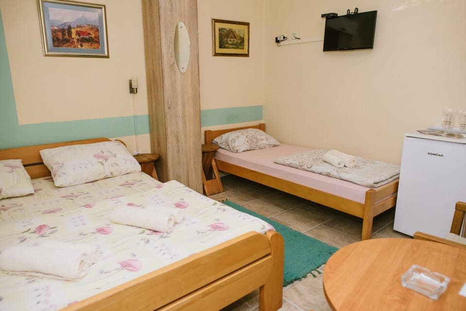 Bed, TV and multimedia, Photo of the whole room, towels