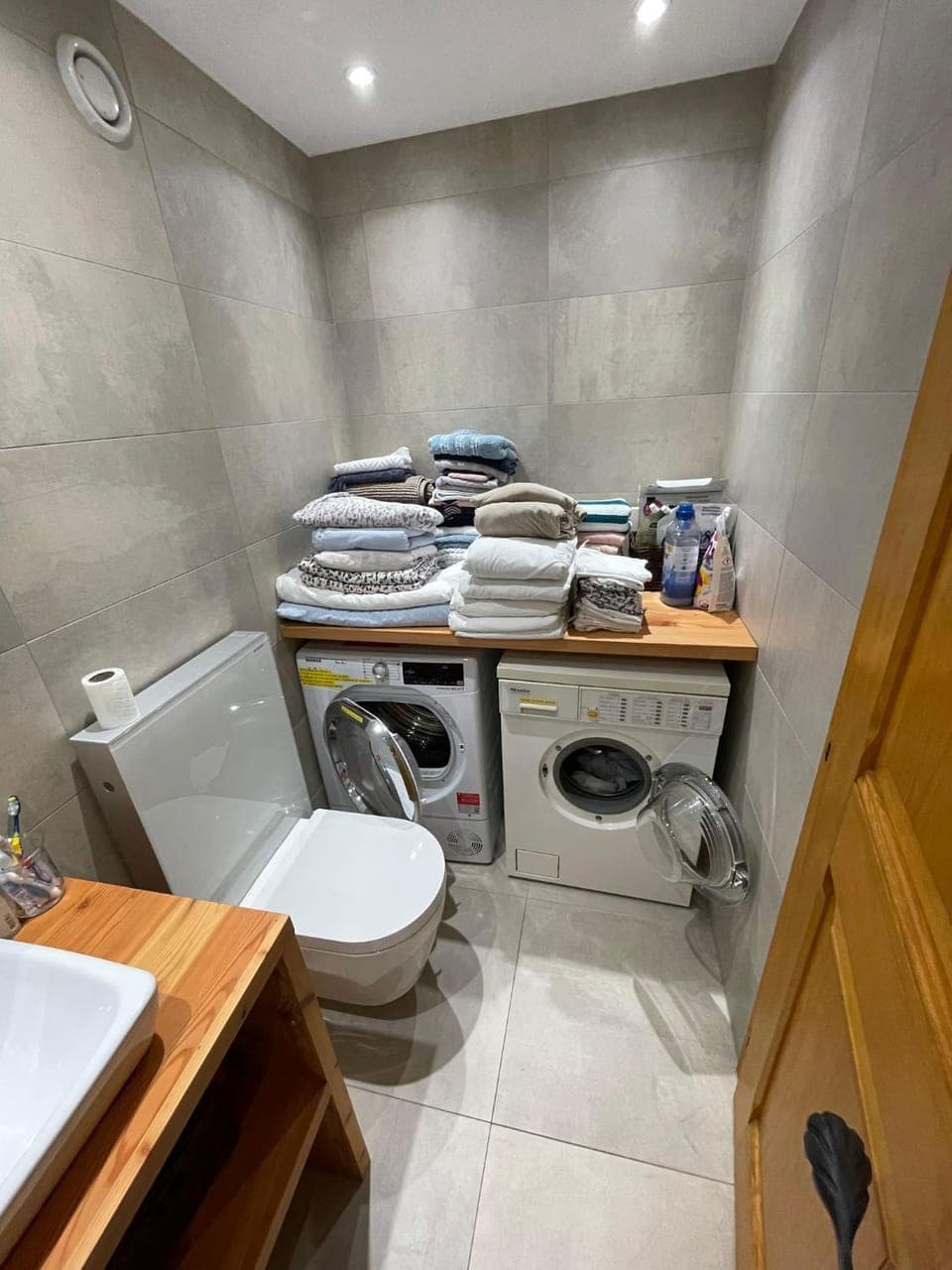 Toilet, Bathroom, towels, washing machine, dryer