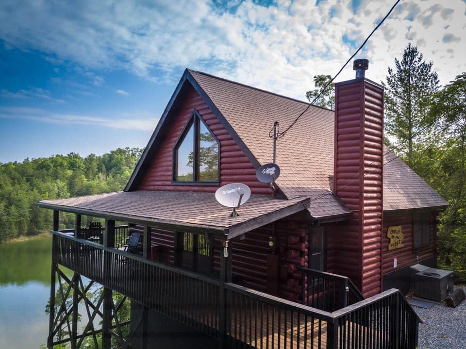 Property building, Spring, Day, Natural landscape, BBQ facilities, View (from property/room), Balcony/Terrace, Seating area, Lake view, Mountain view, Parking