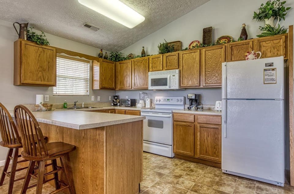 Coffee/tea facilities, Kitchen or kitchenette, dishwasher, microwave, oven, pet friendly, stove, toaster