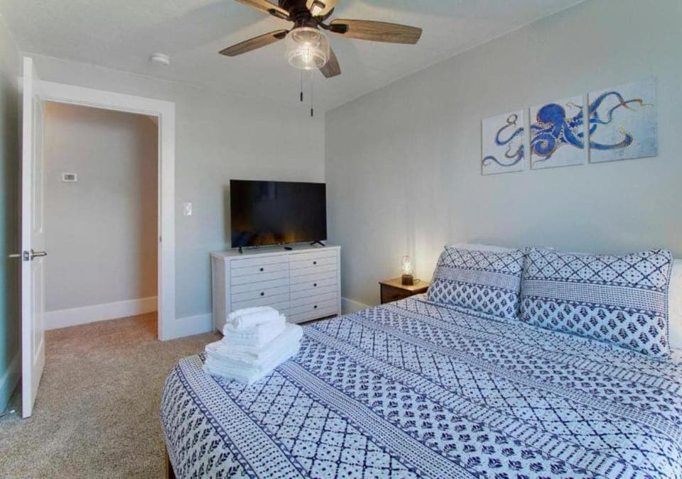 Bed, TV and multimedia, Bedroom