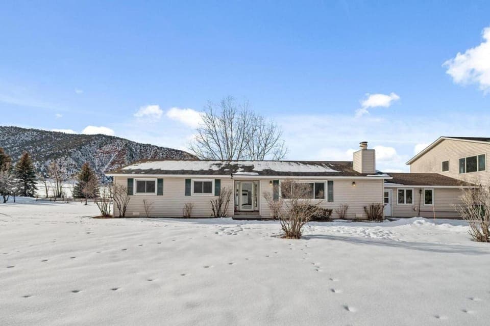 Spacious Secluded 2 Acres Remodeled Walk To Willit House in Basalt