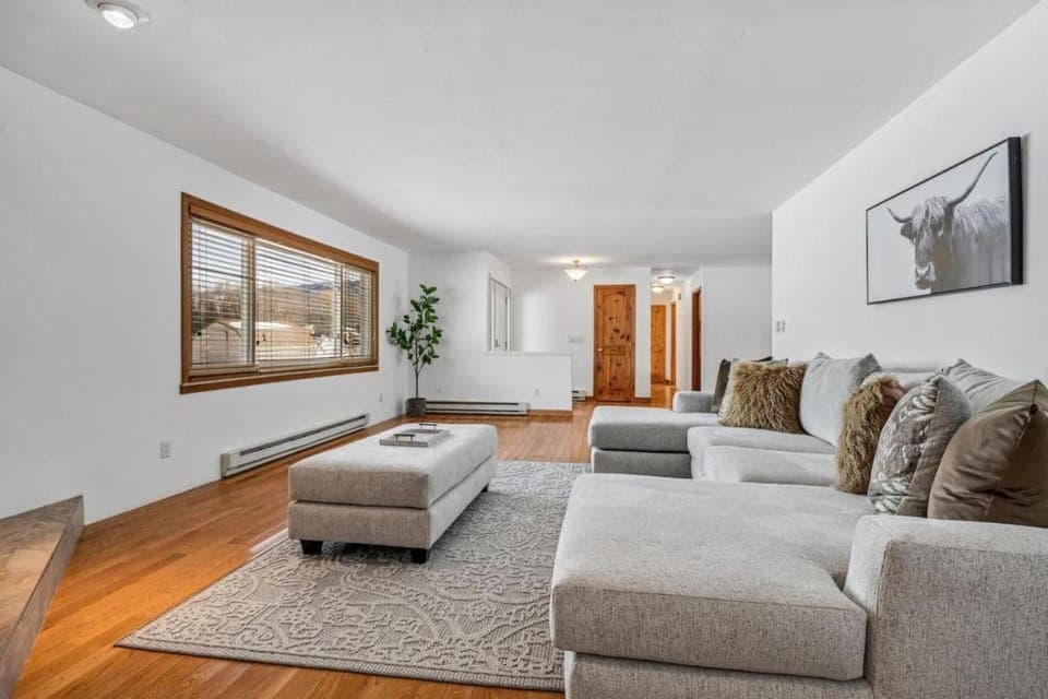 Spacious Secluded 2 Acres Remodeled Walk To Willit House in Basalt