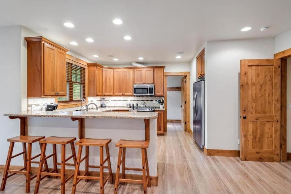 Kitchen or kitchenette, minibar