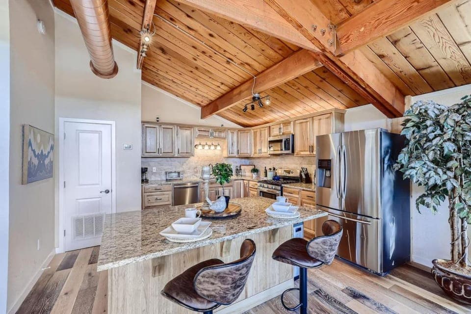 Kitchen or kitchenette, Dining area