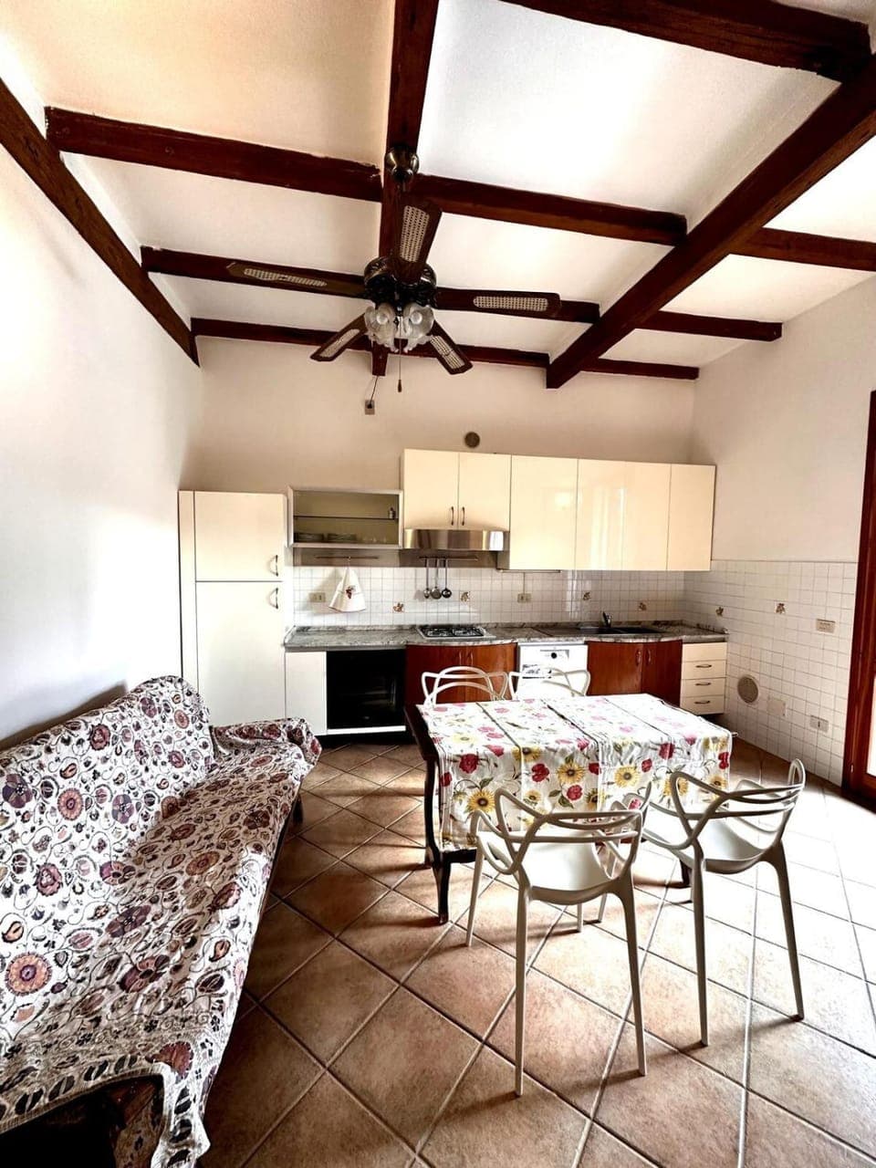 Kitchen or kitchenette, Living room, Seating area, Dining area, stove