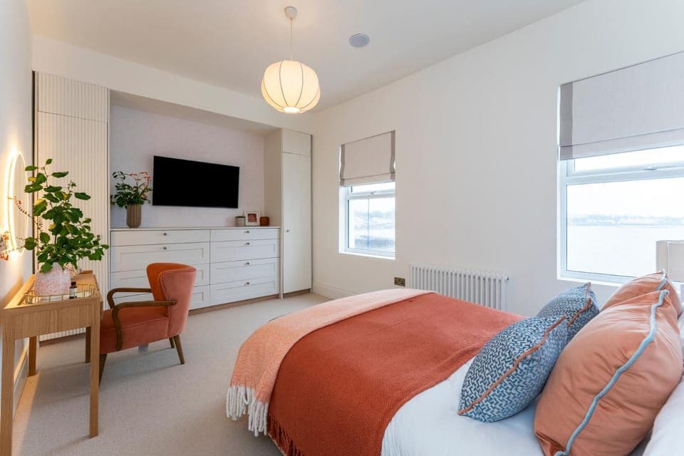 Bed, TV and multimedia, Bedroom