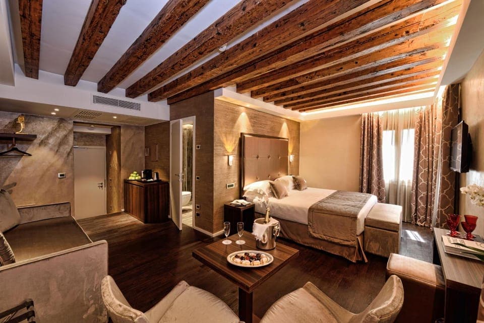 Photo of the whole room, Decorative detail, Seating area