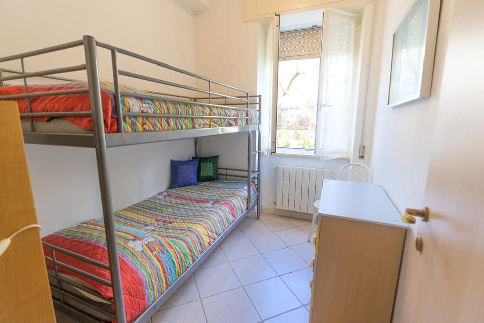 Bedroom, bunk bed