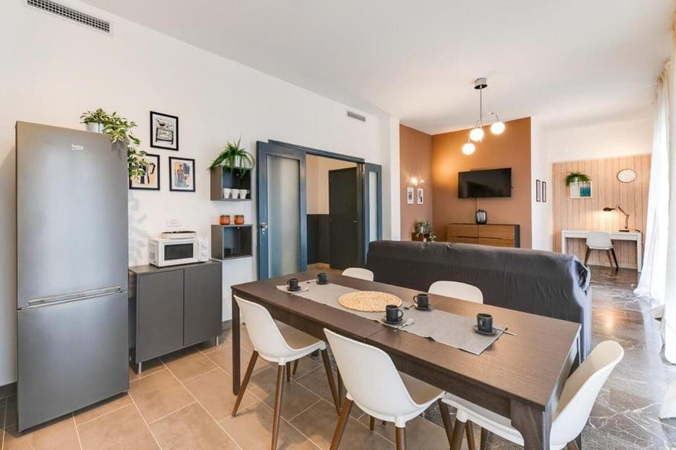 TV and multimedia, Living room, Seating area, Dining area