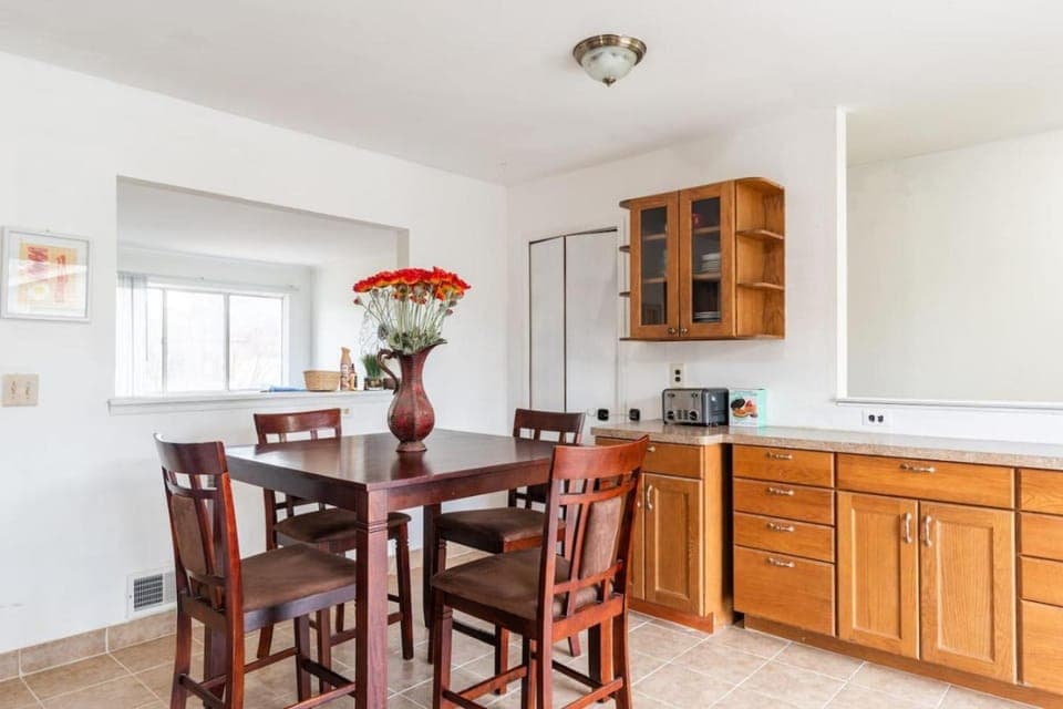 Cozy home in 5 star Livonia Westland neighborhood House in Westland