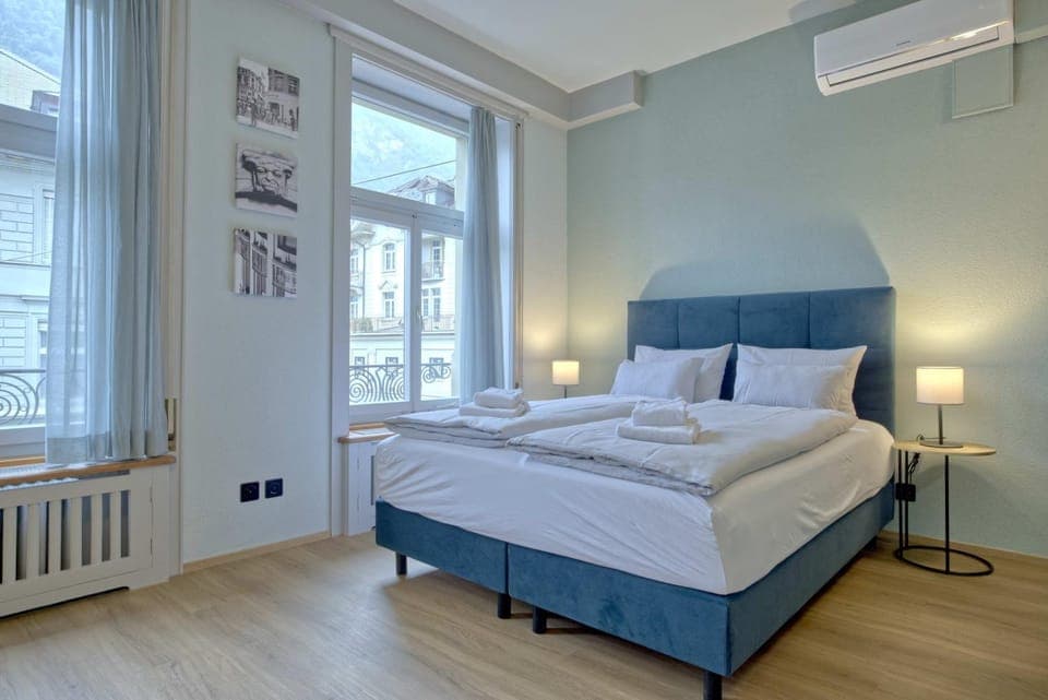 Bed, Photo of the whole room, towels