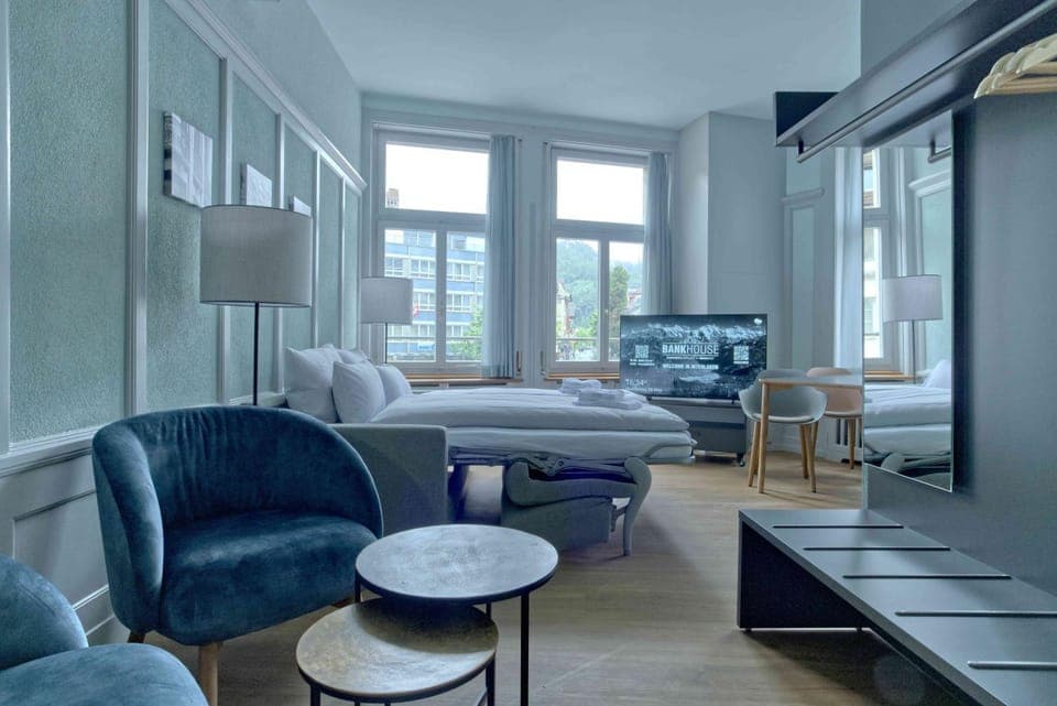 TV and multimedia, Living room, Seating area, Dining area