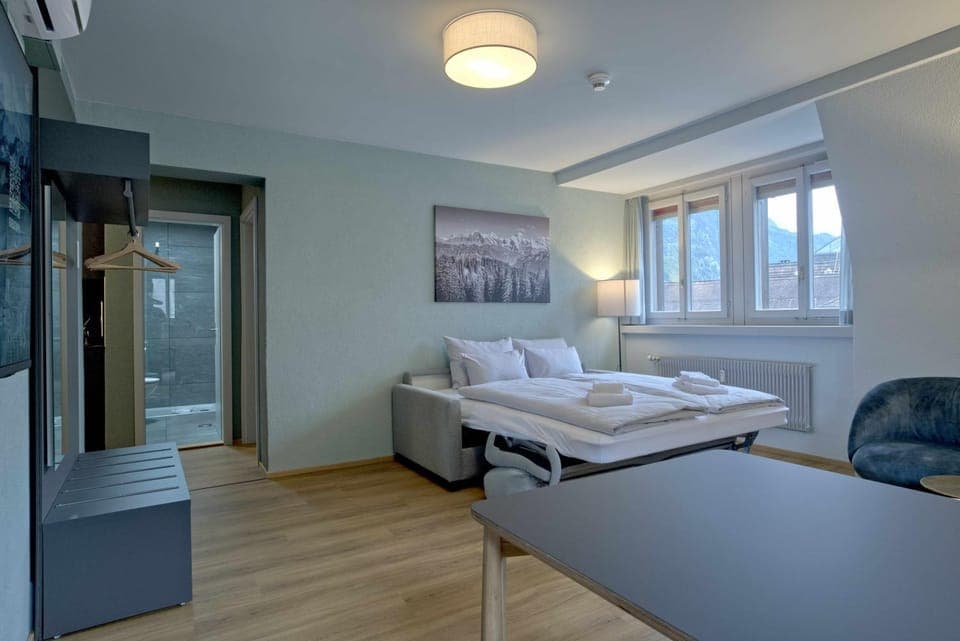 TV and multimedia, Living room, Seating area, Dining area