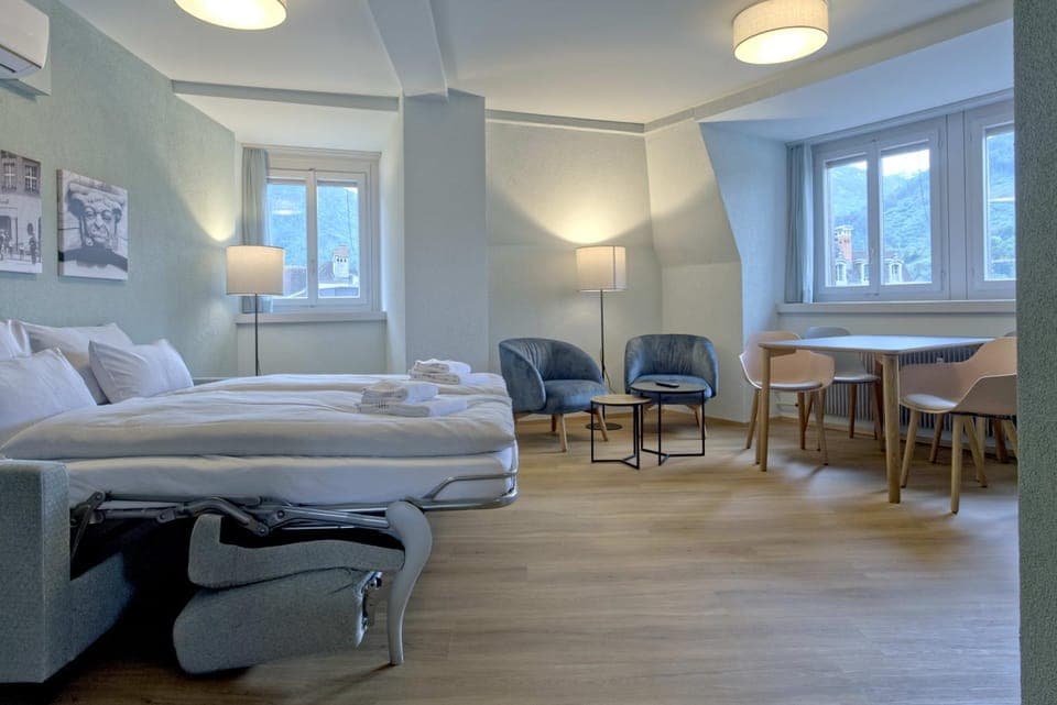 TV and multimedia, Living room, Seating area, Dining area