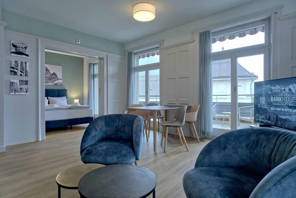 TV and multimedia, Living room, Seating area, Dining area