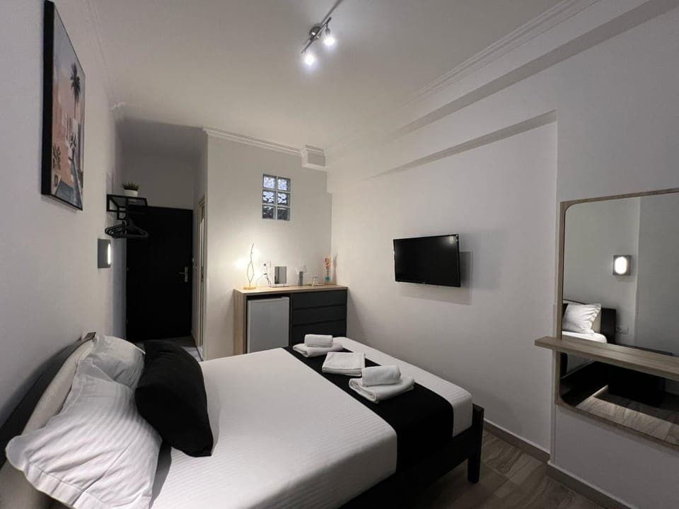 Bed, TV and multimedia, Photo of the whole room, Bedroom, towels