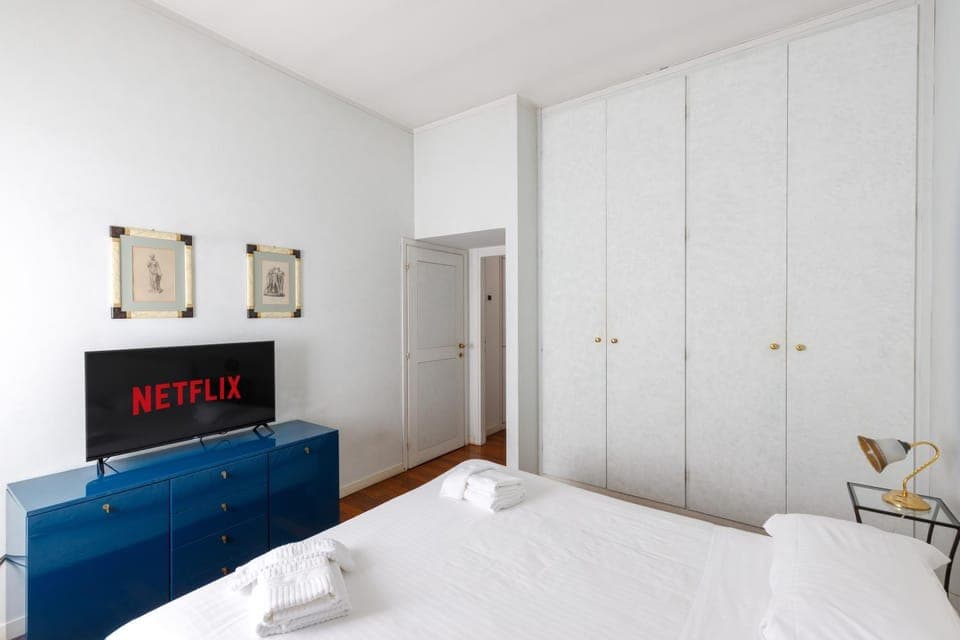 Bed, TV and multimedia, Photo of the whole room, Bedroom, towels, wardrobe