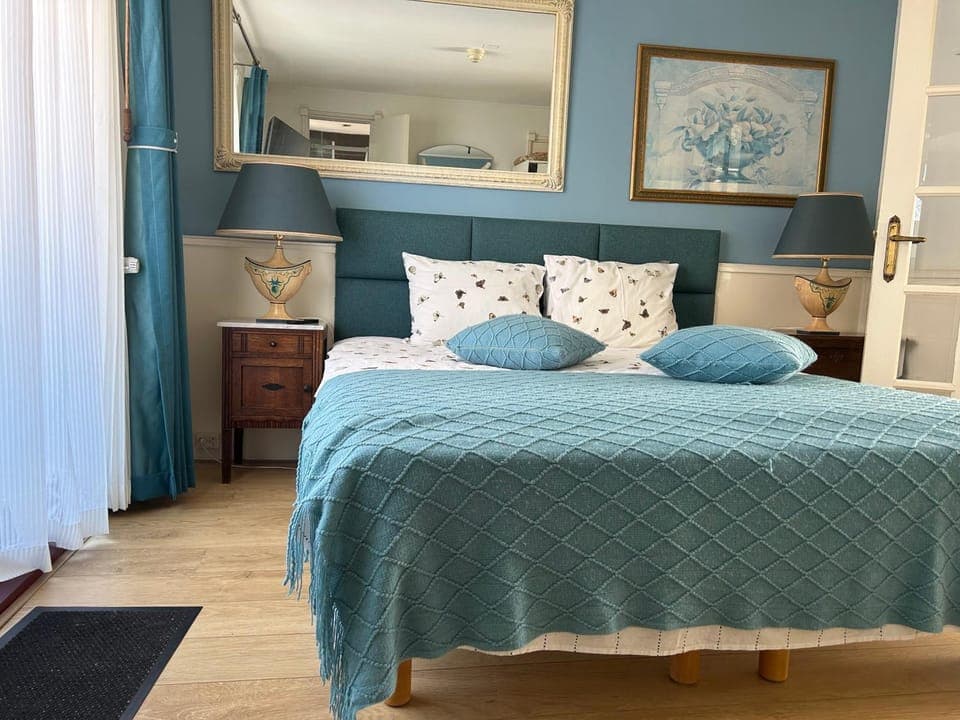 Bed, Photo of the whole room