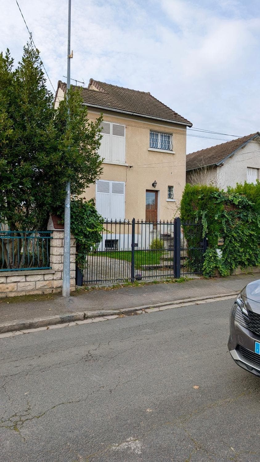 Property building, Day, Neighbourhood, Street view