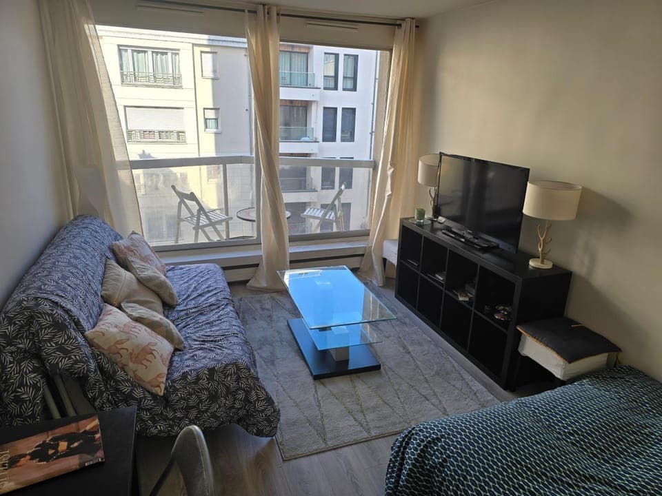 Communal lounge/ TV room, Bed, TV and multimedia, Living room, Bedroom