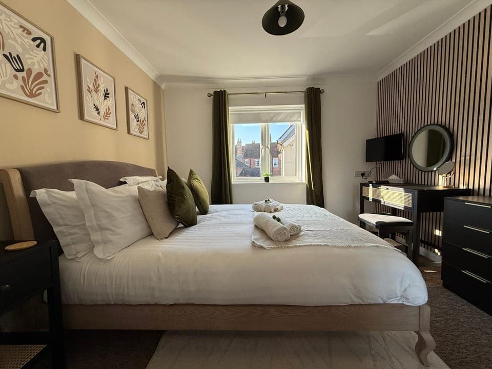 Bed, TV and multimedia, Photo of the whole room, Bedroom, towels