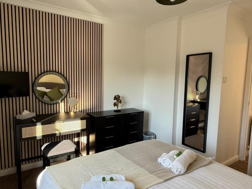 Bed, TV and multimedia, Photo of the whole room, Bedroom, hair dresser, towels, wardrobe