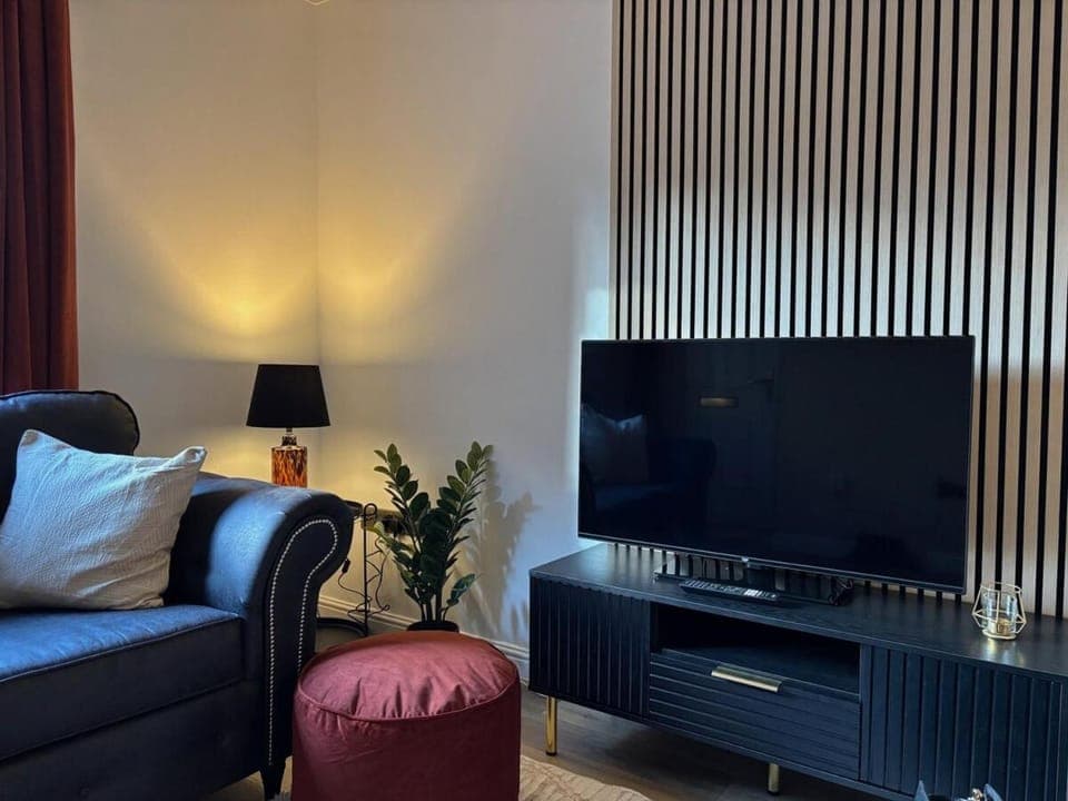 TV and multimedia, Living room, Seating area, Evening entertainment