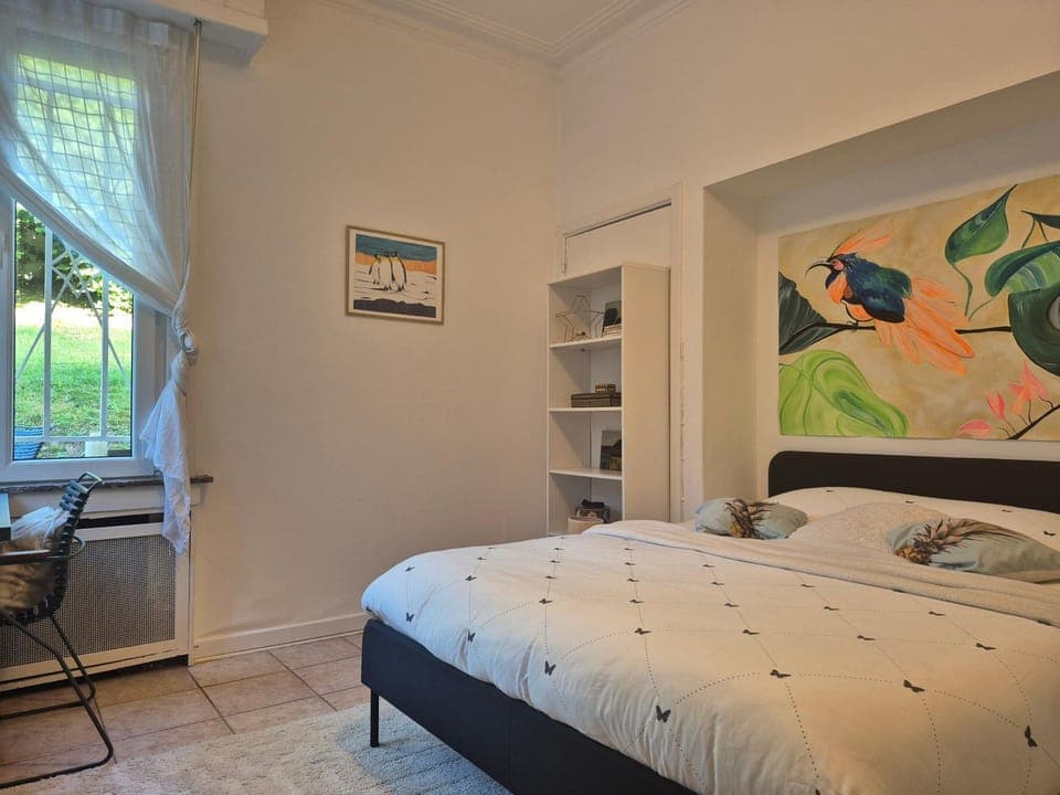 Bed, Seating area, Bedroom