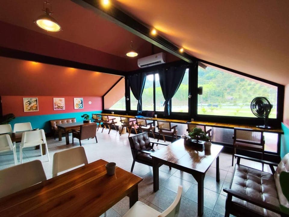 Restaurant/places to eat, Living room