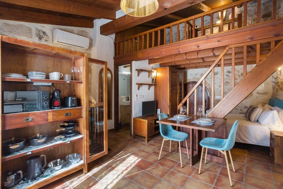 Coffee/tea facilities, Kitchen or kitchenette, Living room, Dining area