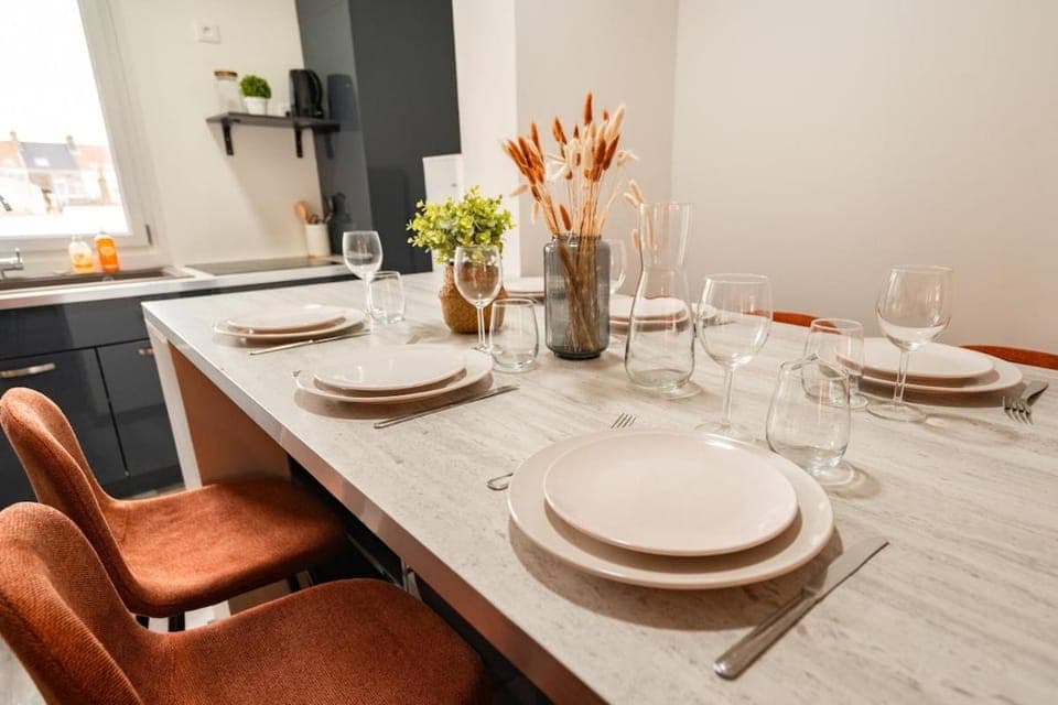 Kitchen or kitchenette, Food and drinks, Dining area