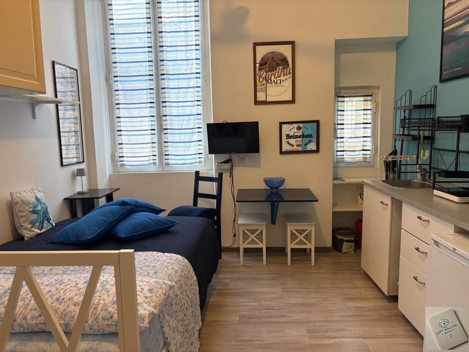 Bed, TV and multimedia, Kitchen or kitchenette, Bedroom