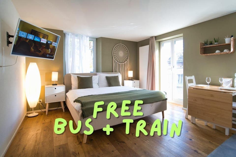 Bed, TV and multimedia, Dining area, Bedroom